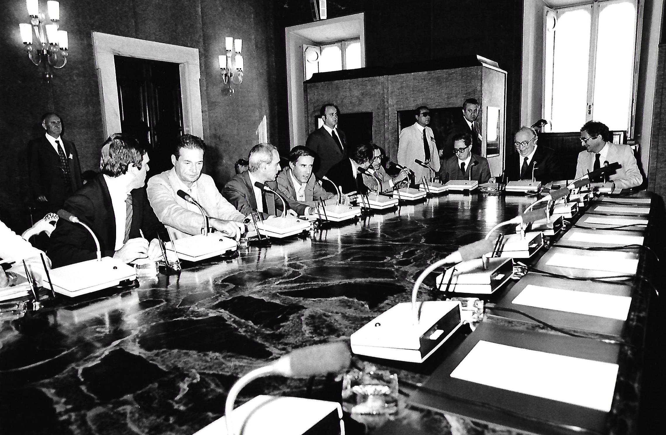10 settembre 1981- CGIL CISL UIL incontro con il Governo.  Il Presidente del Consiglio Spadolini consegna ai sindacati un documento sulla riduzione del tasso dinflazione al 16 % e la difesa del salario reale.