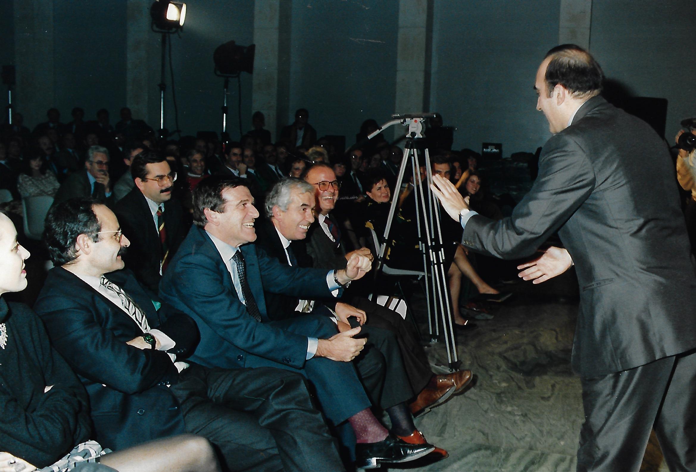 Novembre 1984: Un momento della serata di spettacolo in occasione dellAssemblea delle strutture UIL. In primo piano Benenuto, Larizza Pagani e Gerace con il mago Alexander