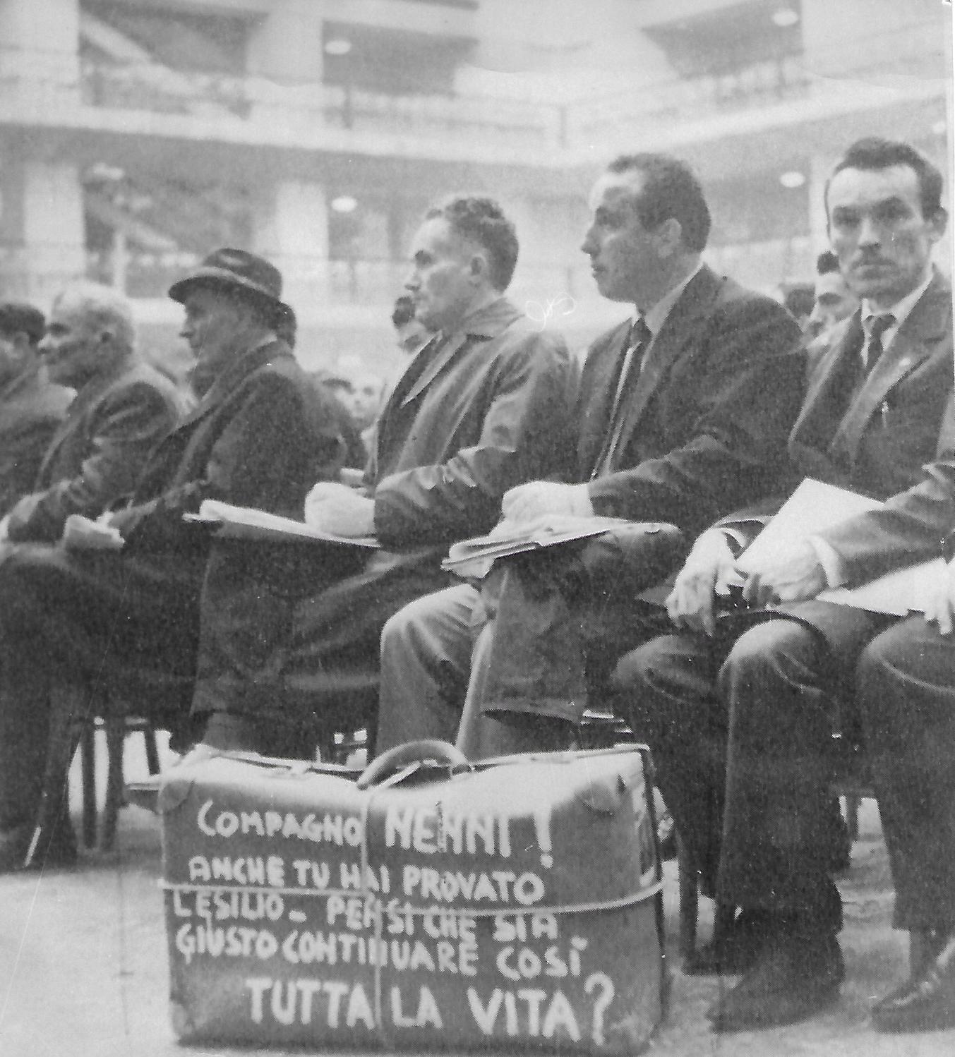 Roma 1956 al Congesso PSI emigrati portano una valigia con la scritta ''Compagno Nenni! Tu che hai provato lesilio - Pensi che sia giusto continuare a vivere cos tutta la vita?''
