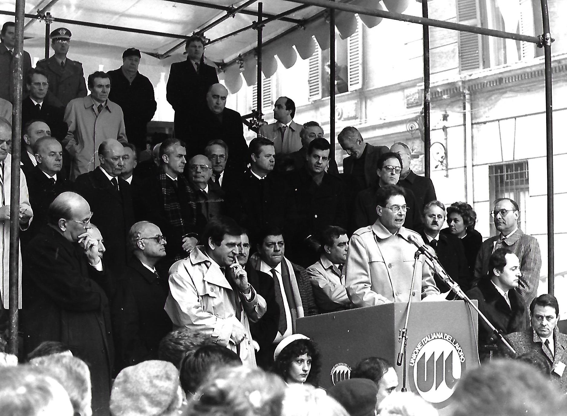 Roma 5 marzo1986, in occasione del Quarantennale della Repubblica, Attardi il bassorilievo  ''Per la Libert'' Craxi, Benvenuto, Lama