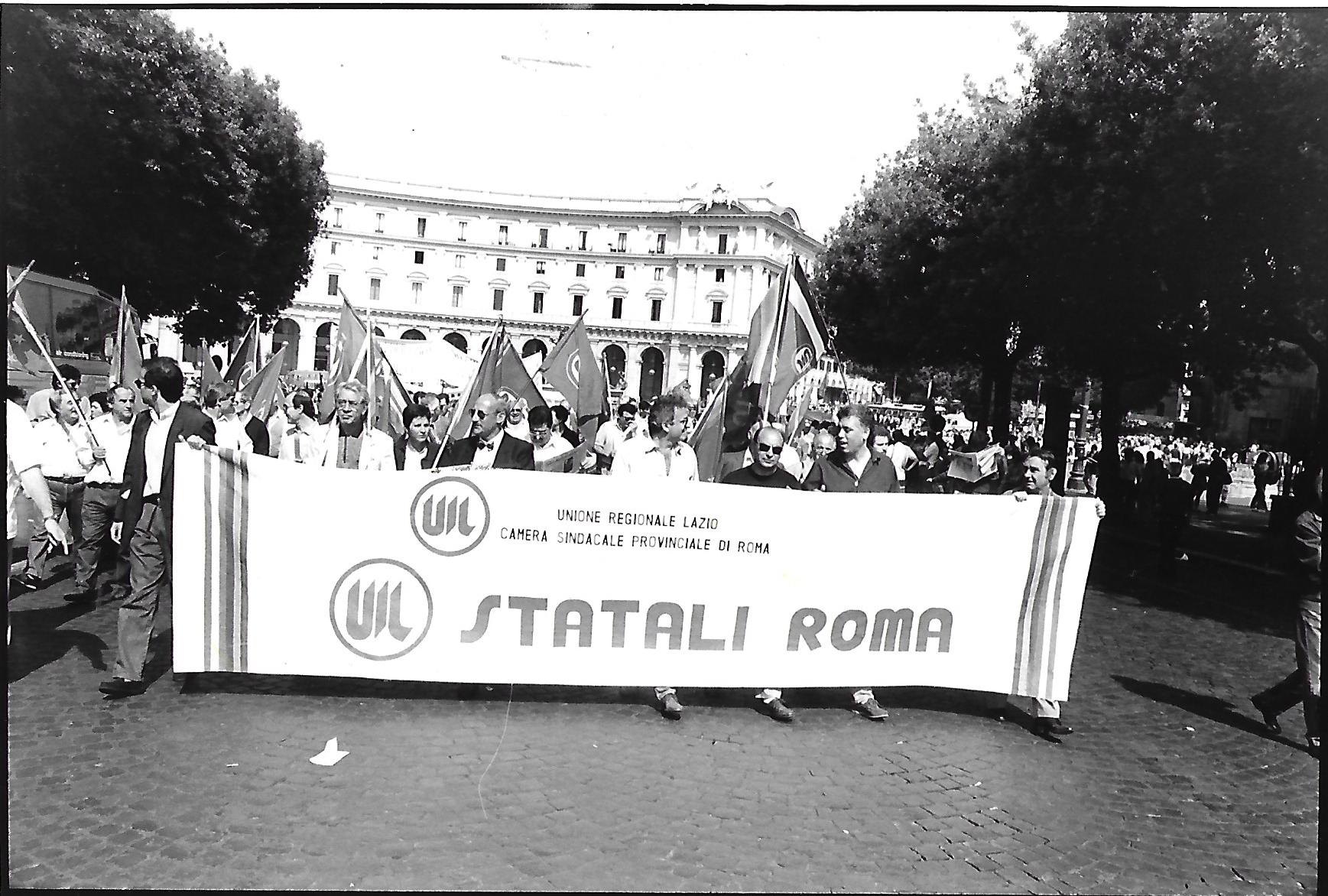 Roma -3 giugno 2004 - Gli statali scioperano per chiedere il rinnovo dei contratti scaduti a fine dicembre, ma il vicepresidente del consiglio, Gianfranco Fini