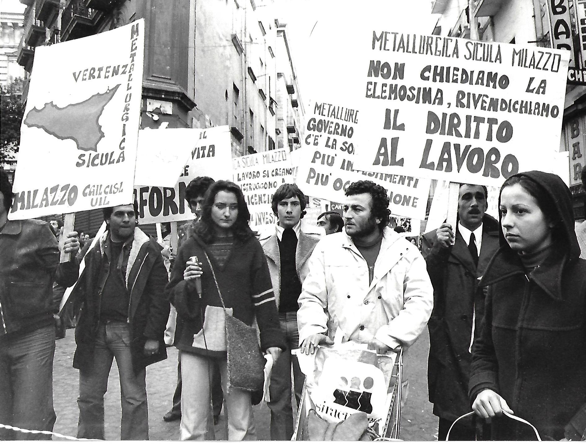 12 dicembre:1975 Napoli - sciopero nazionale dei metalmeccanici, con manifestazione nazionale a Napoli, per loccupazione e il rinnovo contrattuale. Commentando lo sciopero, la Flm sottolinea che si  entrati in una ''fase nuova nella politica del grande padronato, caratterizzata dallattacco aperto alloccupazione''.  Allo sciopero ha aderito anche il sindacato dei chimici Fulc.