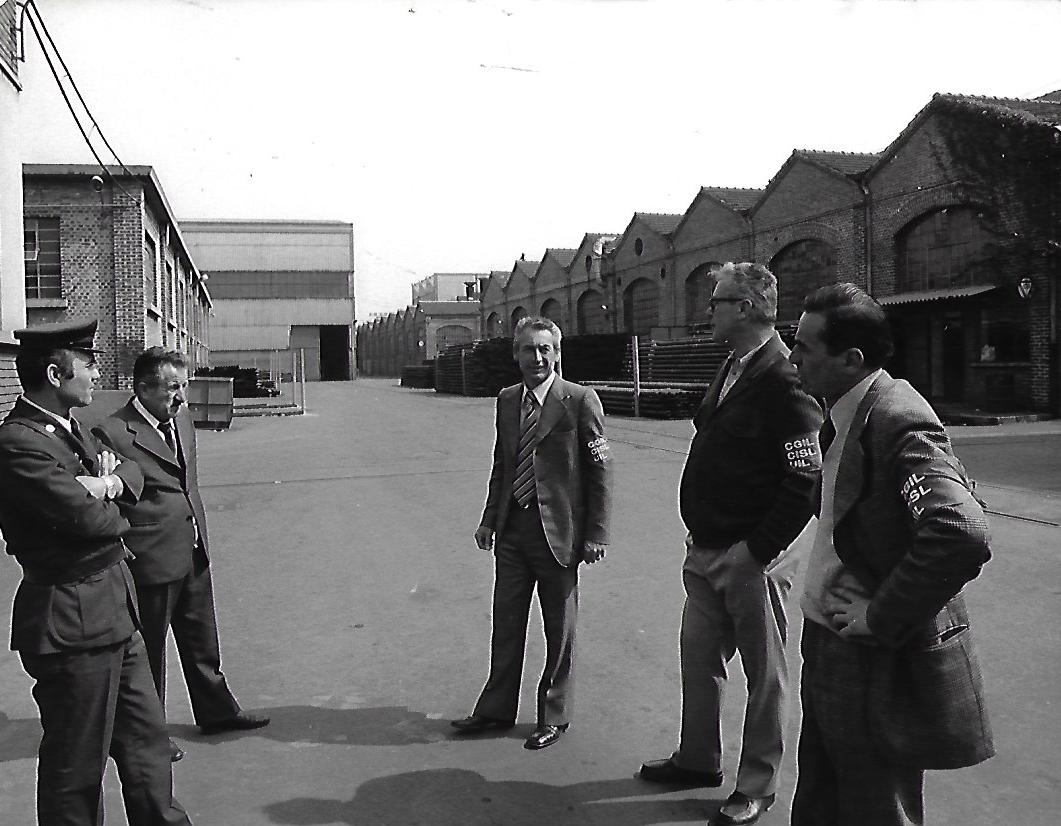 Milano 13 maggio 1979 Vigilanti davanti alla Breda durante il consiglio di fabbrica con servizio dordine CGIL CISL UIL