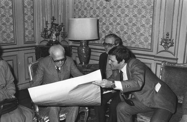11 giugno 1981 Giorgio Benvenuto segretario Genrale della UIL incontra Sandro Pertini Presidente della Repubblica e lo amaggia del manifesto della UIL (Foto Presidenza della Repubblica)