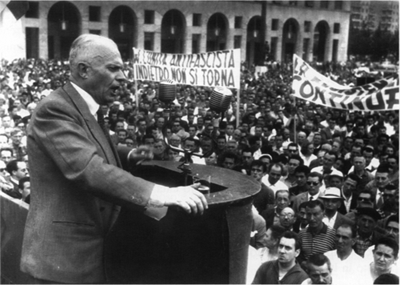Sandro Pertini in piazza della Vittoria a Genova il 30 giugno 1960 - Manifestazione contro il fascismo