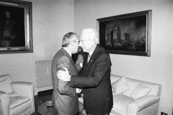 06 marzo 1992 Francesco Cossiga incontra Pietro Larizza, nuovo segretario generale della UIL (Foto Presidenza della Repubblica)